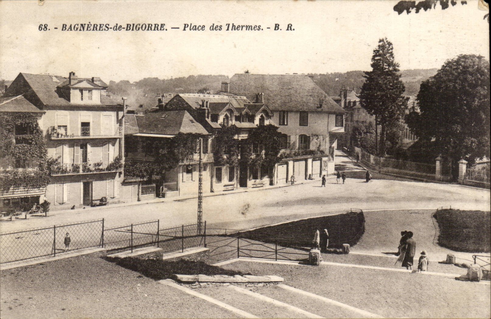 Bagnères-de-Bigorre — Place des Thermes — B. R.