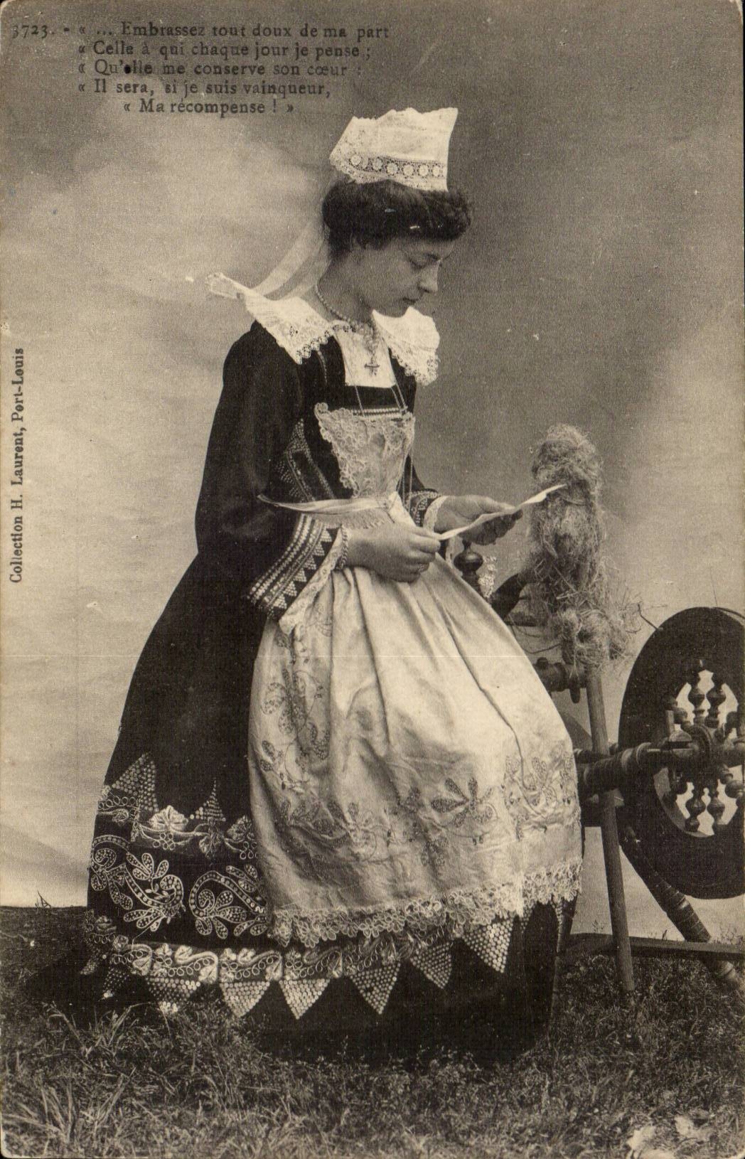 Femme en costume traditionnel — à la machine à filer — Collection H. Laurent, Port-Louis