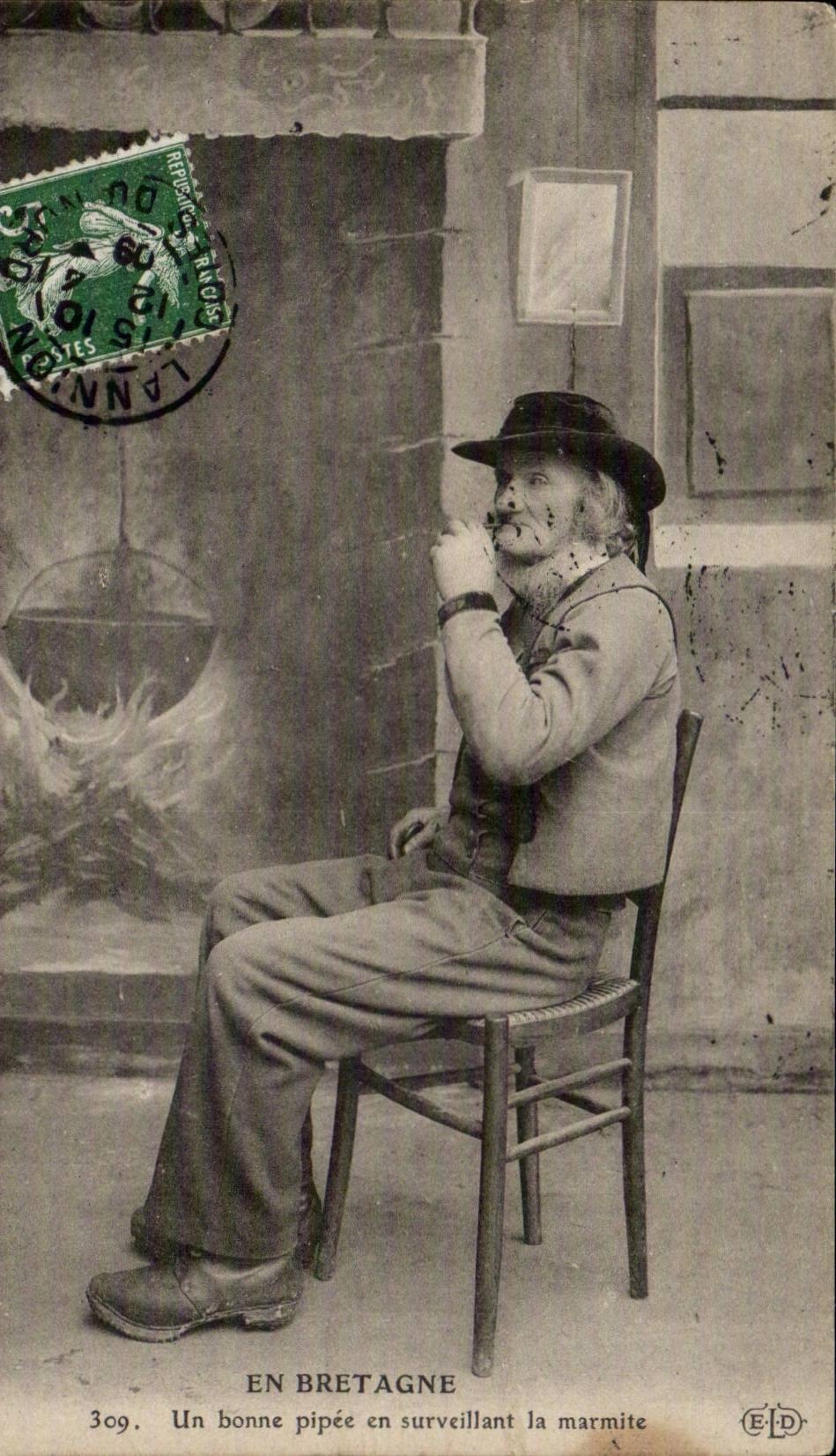 Une Bonne pipee en surveillant la marmite - Bretagne Folklore - Costume - CPA 