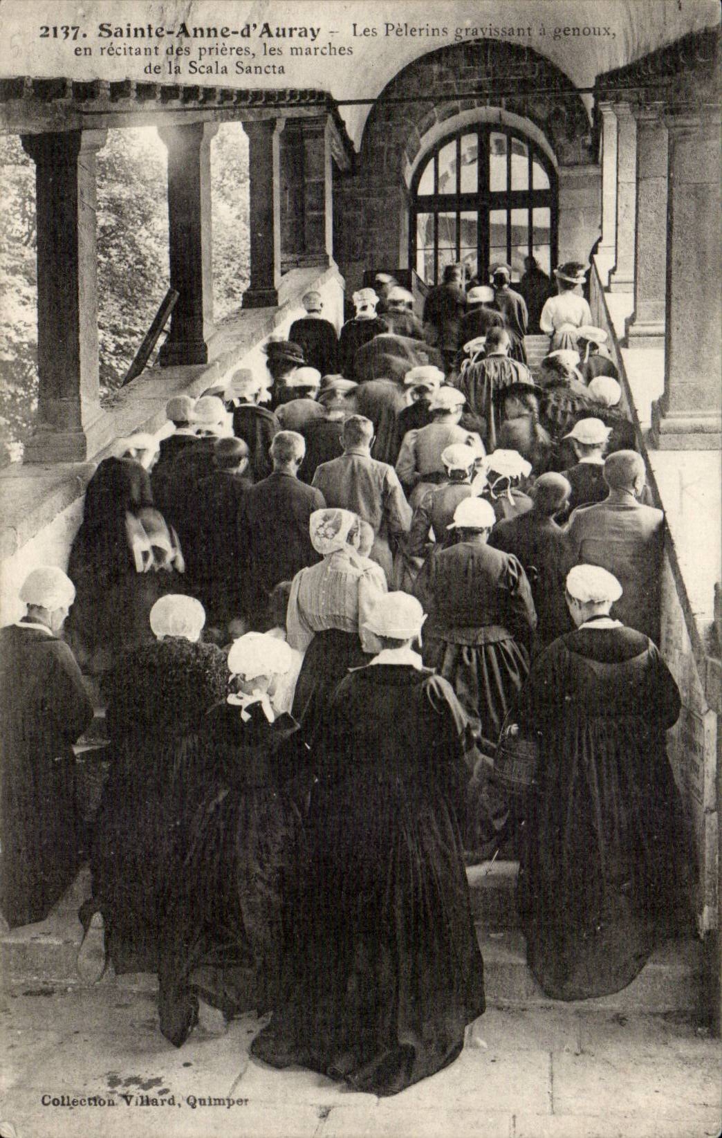 Sainte-Anne-d'Auray — Pilgerer, die auf den Knien betend die Stufen der Scala Sancta erklimmen — Sammlung Villard, Quimper