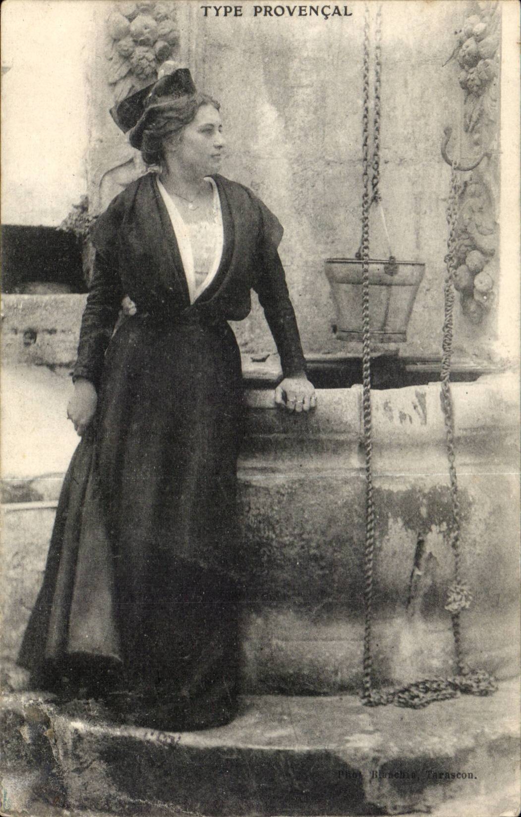 Folkore - Costumes - Type Provencal - Femme - Puit - CPA 
