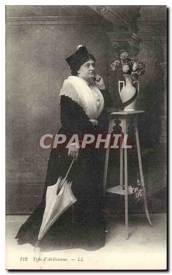 Folkore - Costumes - Type d'Arlesienne - Arles -- Femme - Parapluie - CPA 