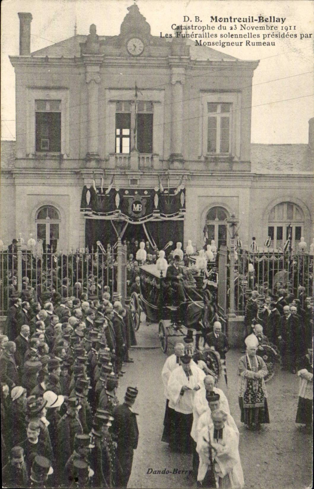 Montreuil Bellay - Catasrophe de Novembre 1911 - Les Funerailles solennaire CPA 
