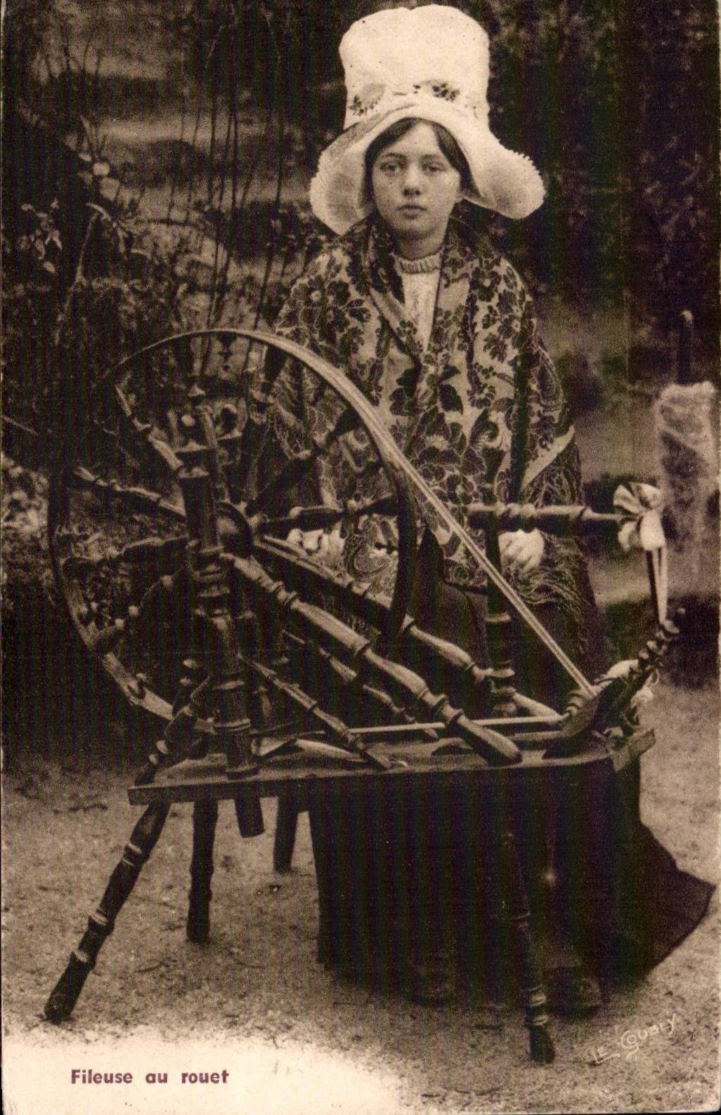 Folklore - Costume - Fileuse au Rouet - Spinning Wheel - - CPA 