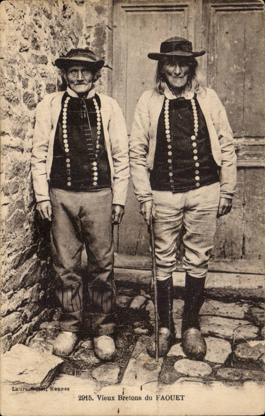 Folklore - Costumes - Bretagne - Vieux Breton du faouet - small tear - CPA 