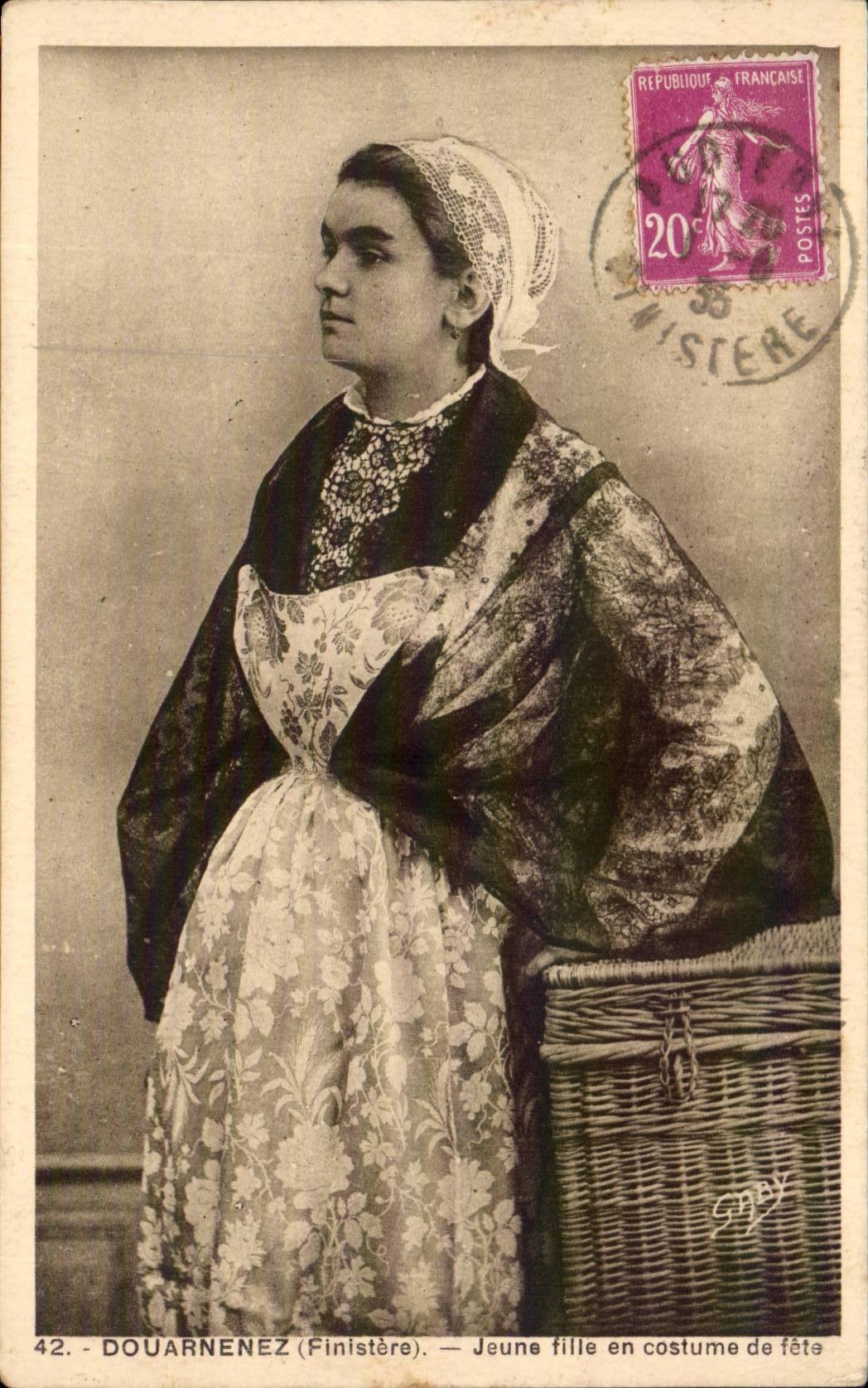 Folklore - Costumes - Douarnenez - Jeune Fille en Costume de Fete - CPA 
