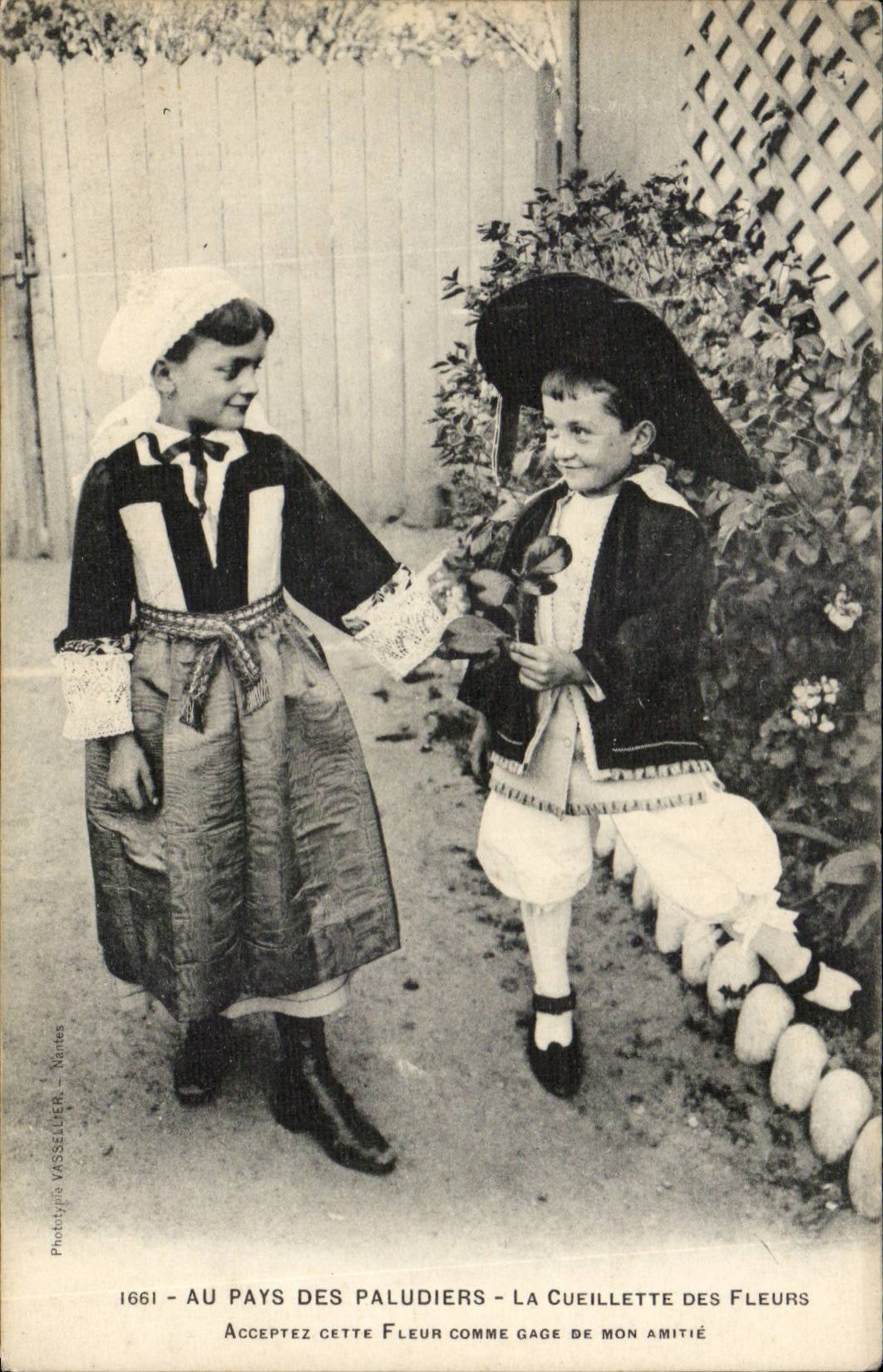 Au Pays des Paludiers — La Cueillette des Fleurs — Phototype Vasselier, N°1661
