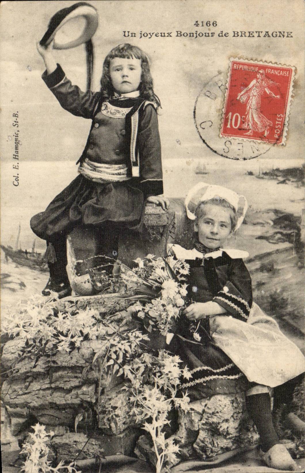 Deux jeunes filles en costume breton — Un joyeux Bonjour de Bretagne — Col. E. Hamon, St-B. n°4166