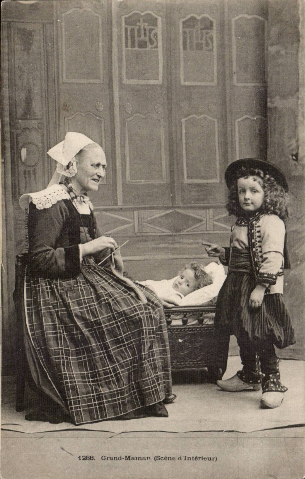 Folklore - Costume - Grand Maman - Scene Interieur - Bebe - enfants - CPA 