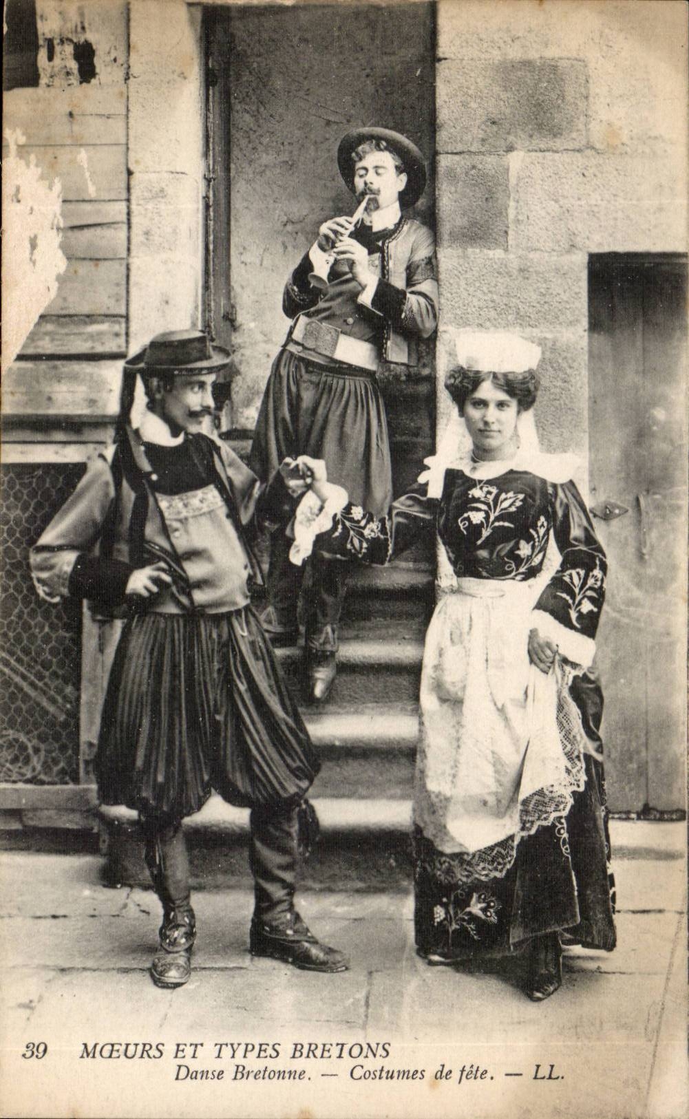 Folklore - Costumes - Moeurs et Types Bretons - Danse Bretonne Costumes de Fete - CPA 