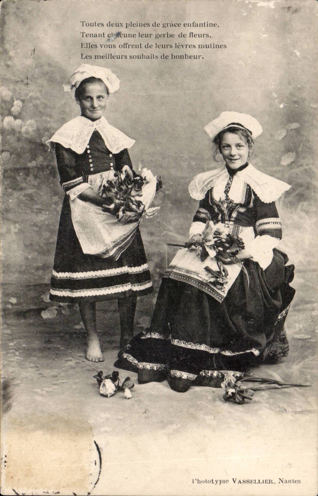 Deux jeunes filles en costume traditionnel — Phototypie Vassellier, Nantes
