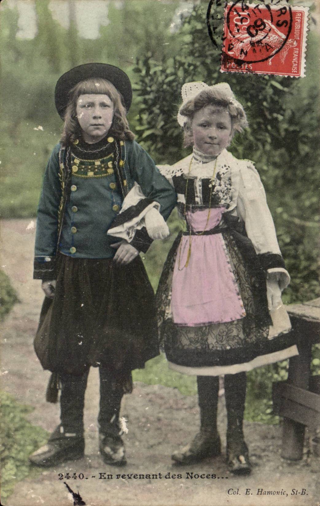 Folklore - Costumes - Enfants - Bretagne - En Revenant des Noces - CPA 