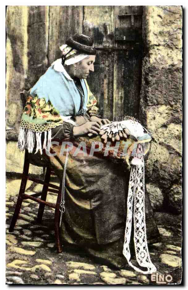 CPM Dentelliere au petit chapeau Sorte d'assiette creuse en feutre noir et dur cerclee de velours (folklore costumes)