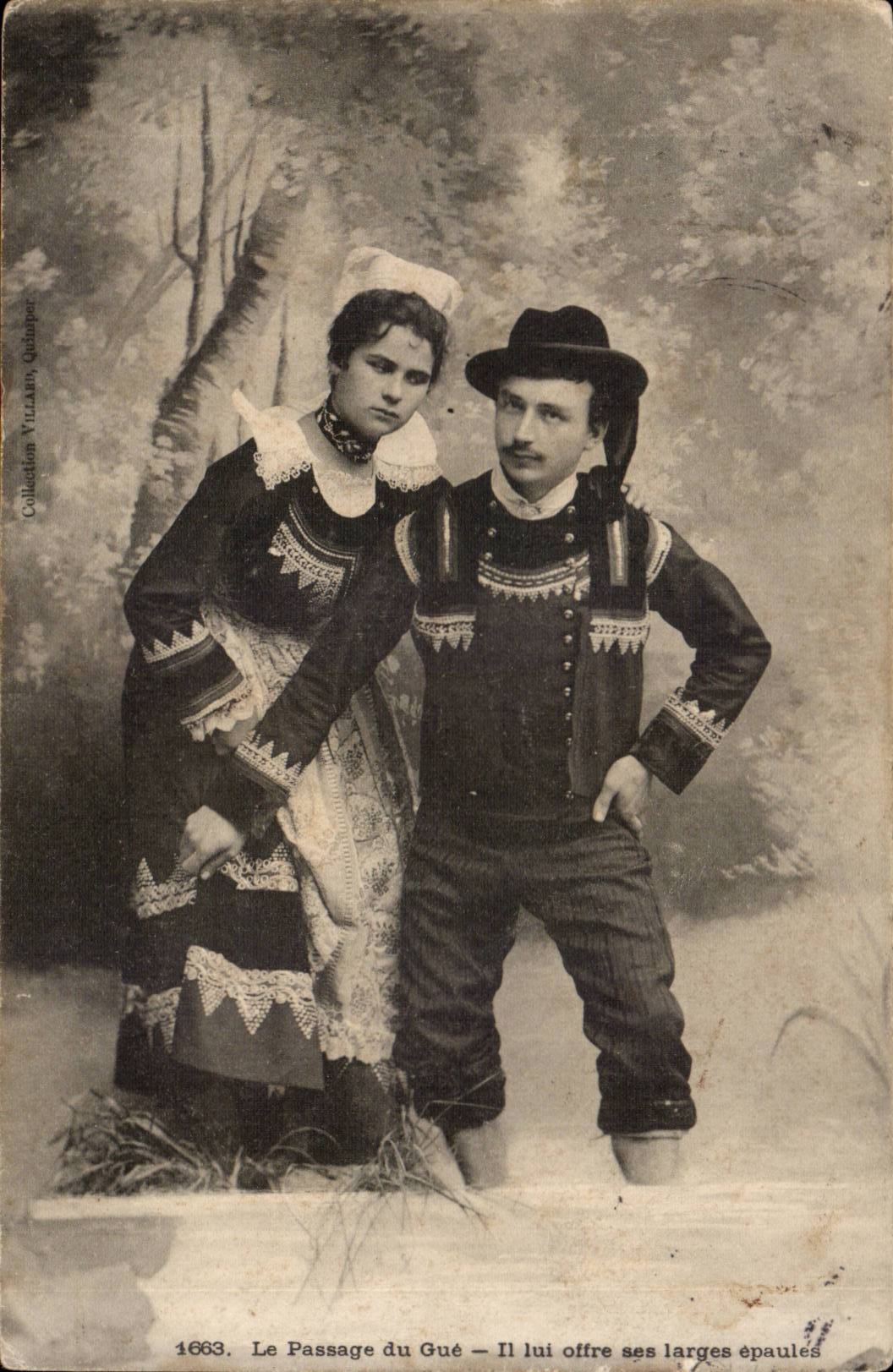 CPA Le passage du gue Il lui offre ses larges epaules (folklore costumes)