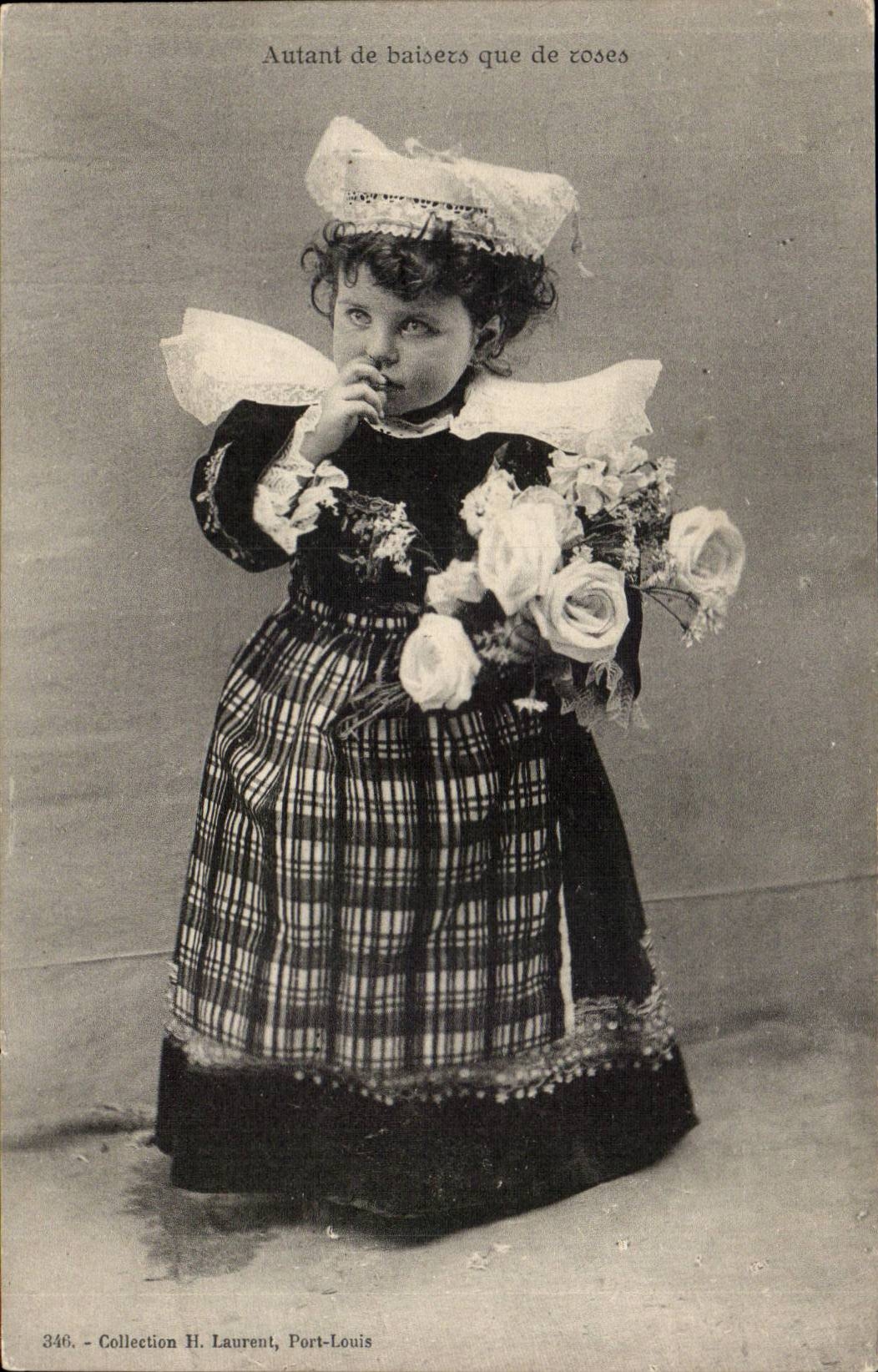 CPA Autant de baisers que de roses (folklore costume enfant)