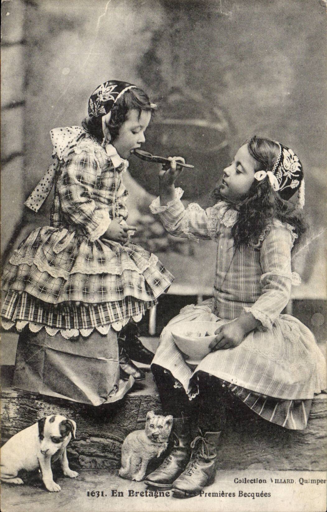 CPA En Bretagne Premires Becquees (folklore costume enfant Chats Chat Cat Chien Chiot)