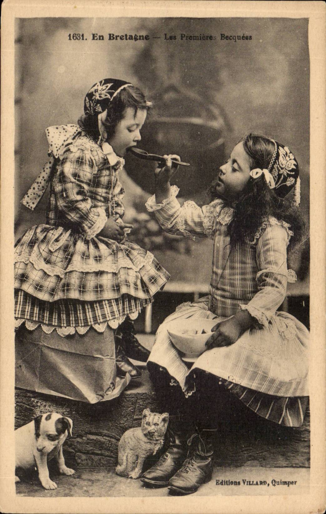 CPA En Bretagne Premires Becquees (folklore costume enfant Chats Chat Cat Chien Chiot)