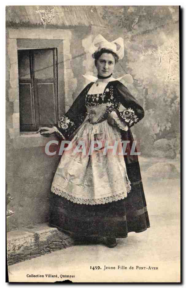CPA Jeune Fille de Pont Aven (folklore costume)