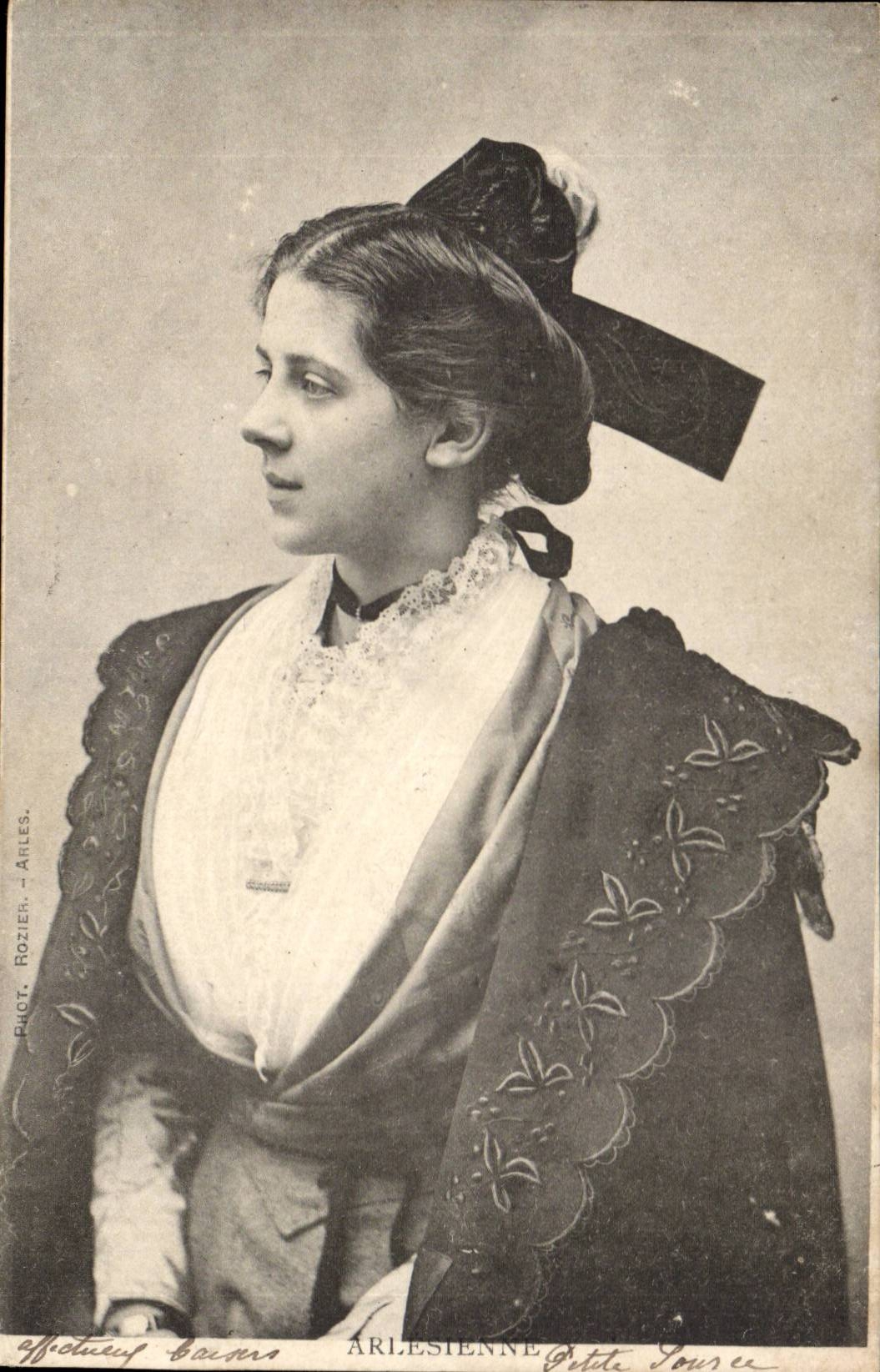 CPA Arlesienne (folklore costume)