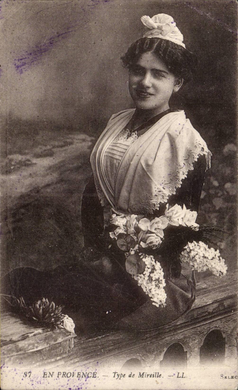 CPA En Provence Type de Mireille (folklore costume)