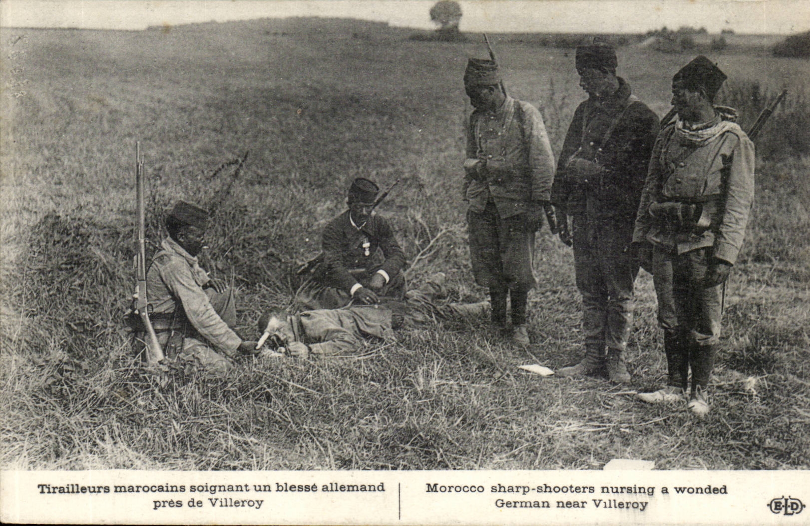 Tiradores marroquíes cuidando a un soldado alemán herido cerca de Villeroy — E.P.D. n° 103