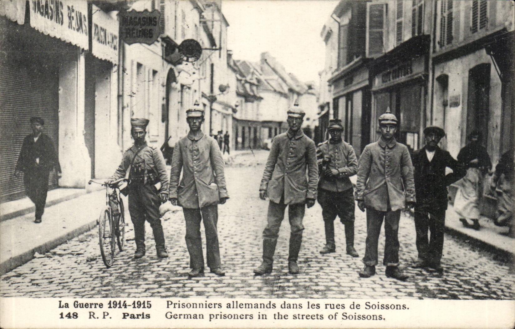 Prisioneros alemanes en las calles de Soissons — La Guerra 1914-1915 — R.P. Paris n°148