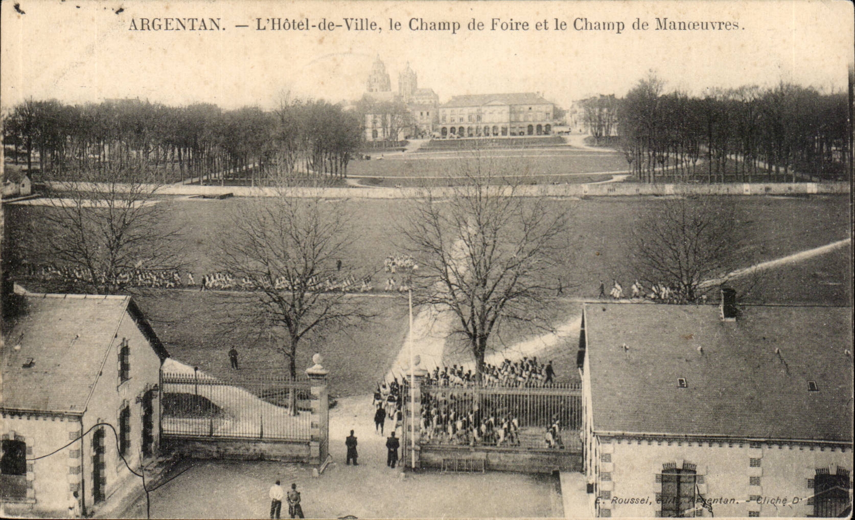 CPA Argentan l'hotel de ville Champ de foire et le champ de manoeuvres