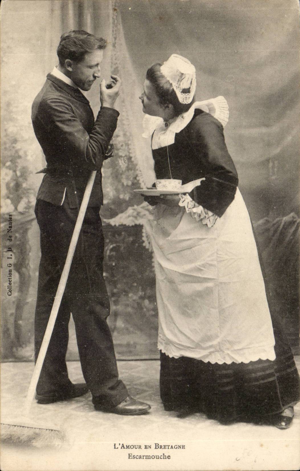 CPA L'amour en Bretagne Escarmouche (folklore costume)