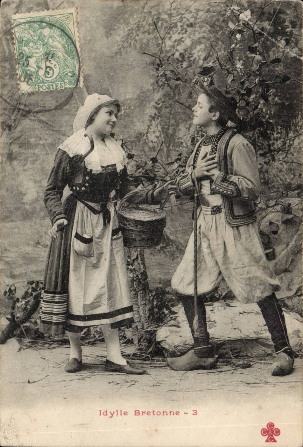 CPA L'amour en Bretagne Idylle bretonne (folklore costume)