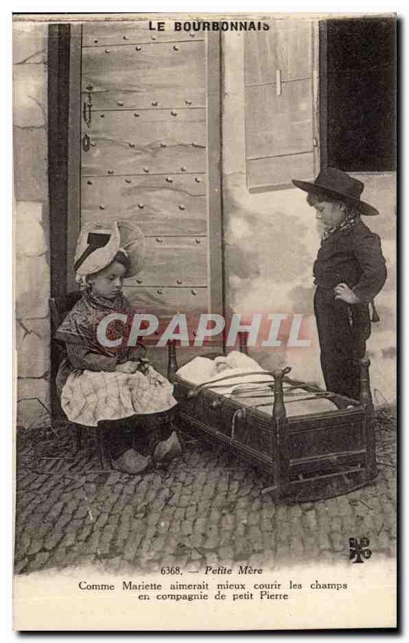 CPA Petite mere Le Bourbonnais (folklore costume)