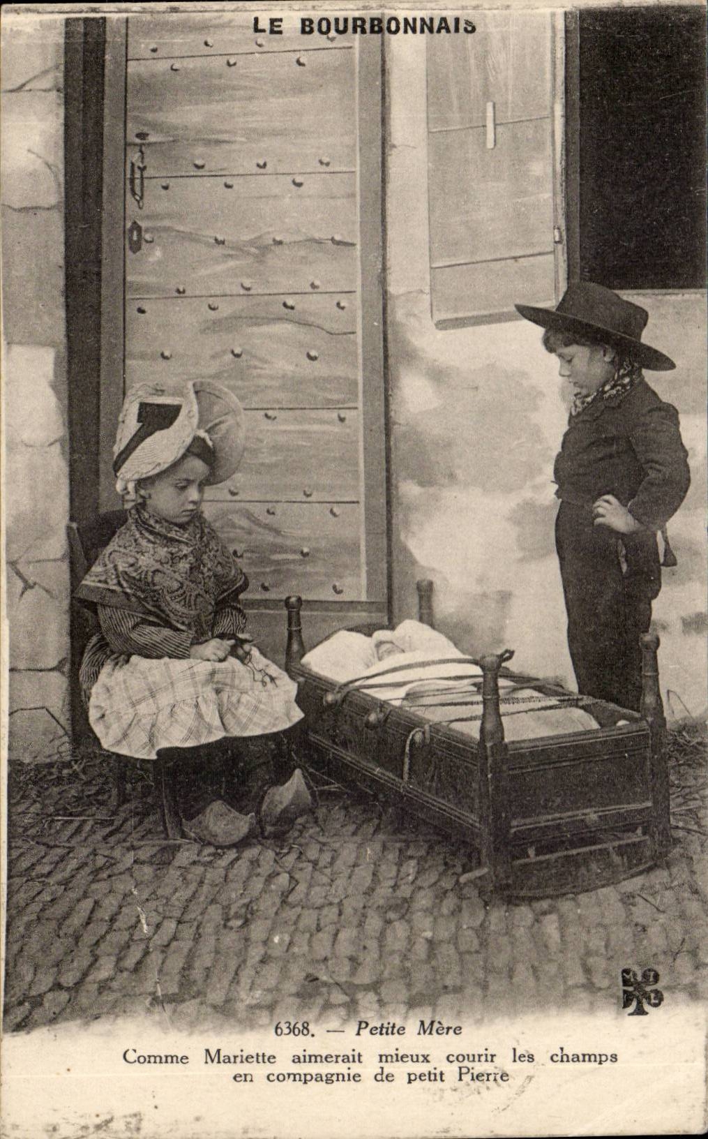 CPA Petite mere Le Bourbonnais (folklore costume)