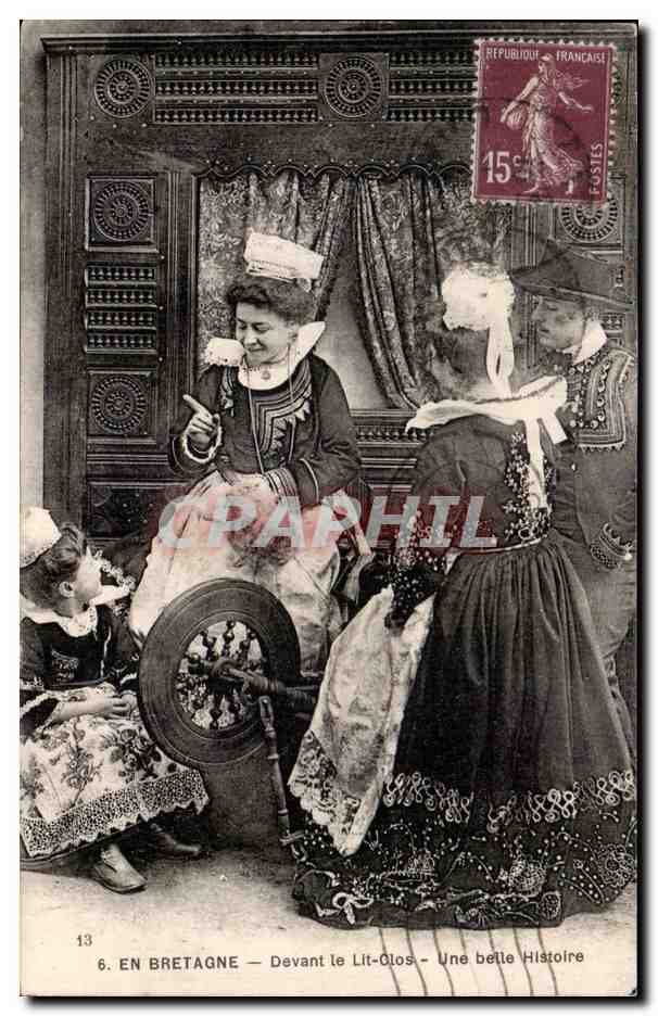 En Bretagne Devant les Lits Clos - Rouet - Spinning Wheel - Folklore - Costumes - Coiffure - CPA 