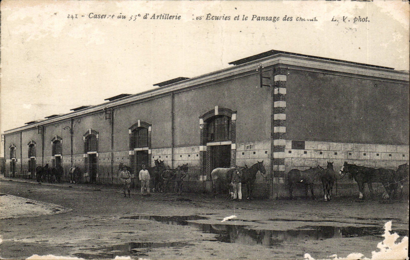 Caserne du 33 Artillerie - Les Ecuries et le Passage des Chevals CPA 