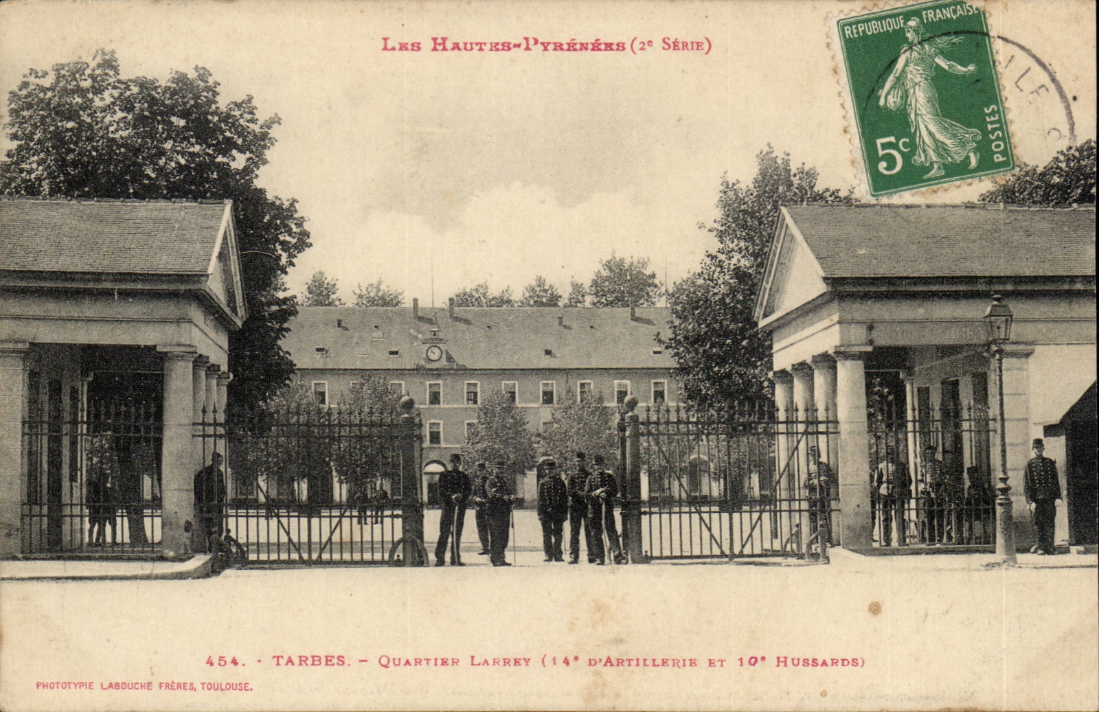 Tarbes - Quartier Larrey (14e d'Artillerie et 10e Hussards) — Les Hautes-Pyrénées (2e Série) — Phototypie Labouche Frères, Toulouse