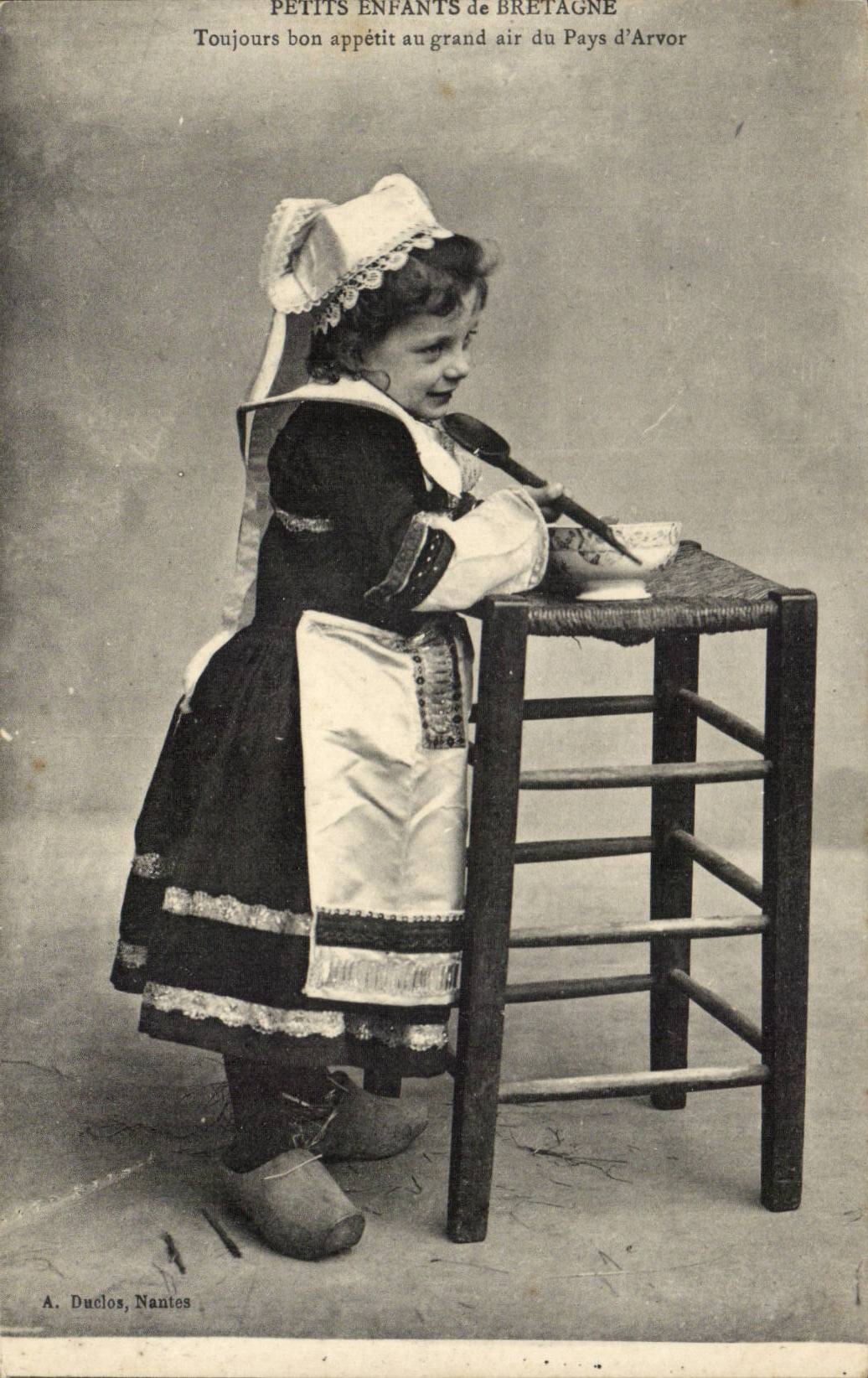 Folklore - Costumes - Enfant - Fille - Petits Enfants de Bretagne Adorable Child with curly hair - CPA 