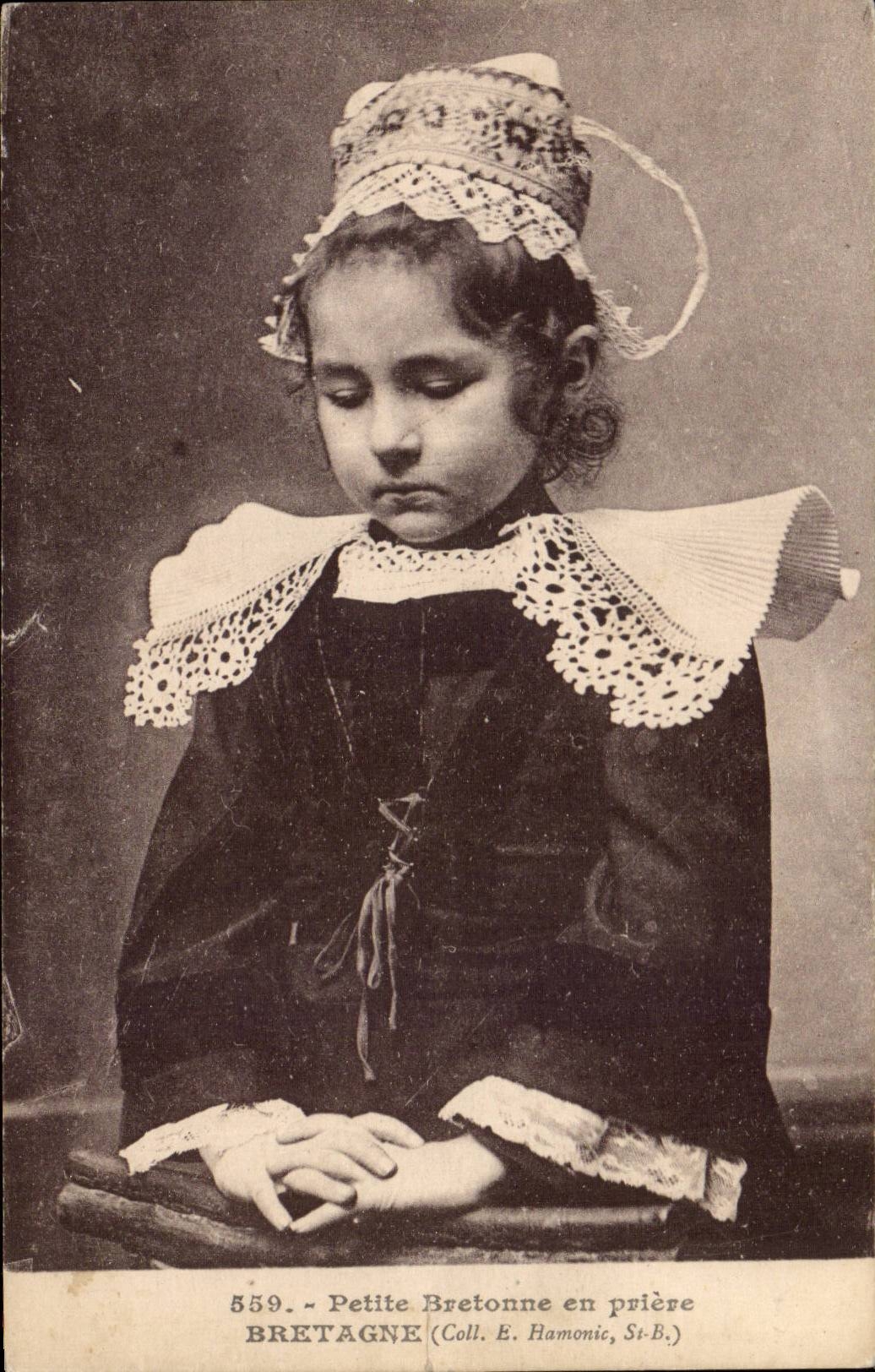 Petite Bretonne en prière — Bretagne — Coll. E. Hamonic, St-B.