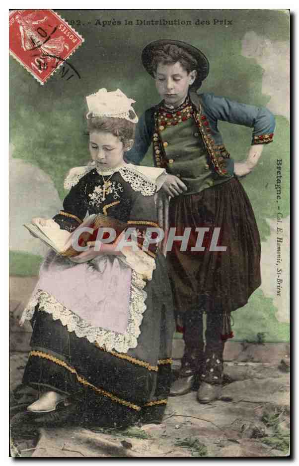 Folklore - Costume - Bretagne - Enfants - Apres la Distribution de prix - CPA 