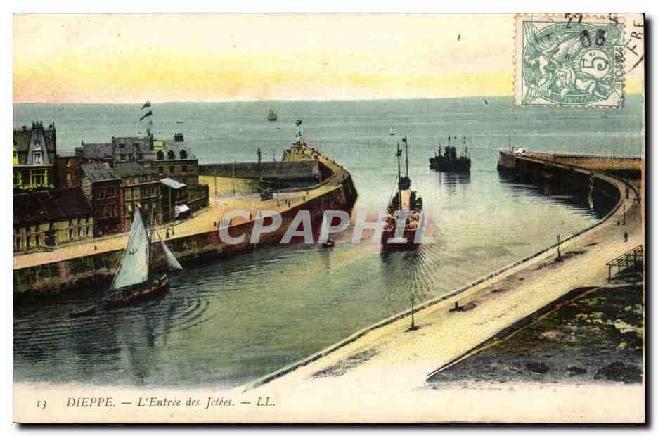 Dieppe - L'entree des Jetees - CPA 