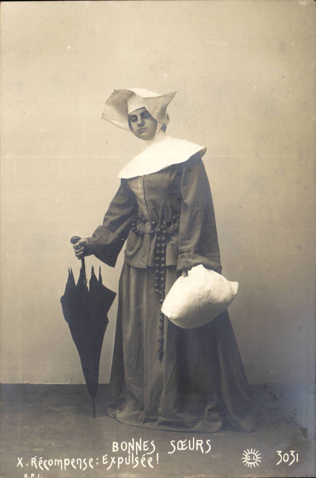 Folklore - Costumes - Bonnes Soeurs - Recompense - Expulsee - CPA 