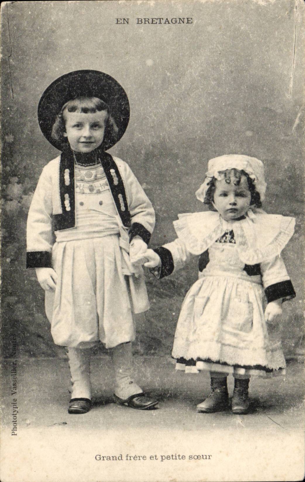 Folklore - Costumes - Enfants - En Bretagne - Adorable children - CPA 
