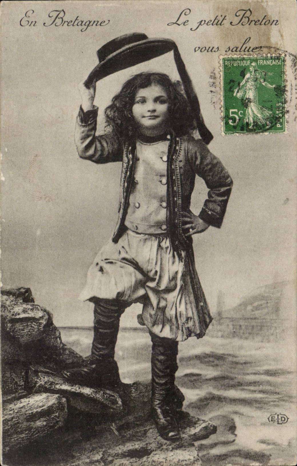 Folklore - Costumes - En Bretagne - Le Petit Breton - CPA 