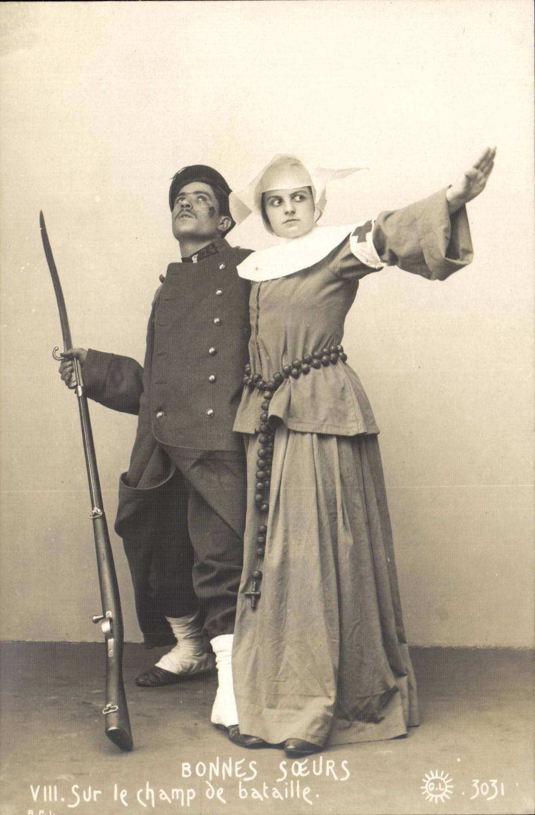 Folklore - Costumes - Bonnes Soeurs - nun in habit - sur le Champ de Bataille CPA 