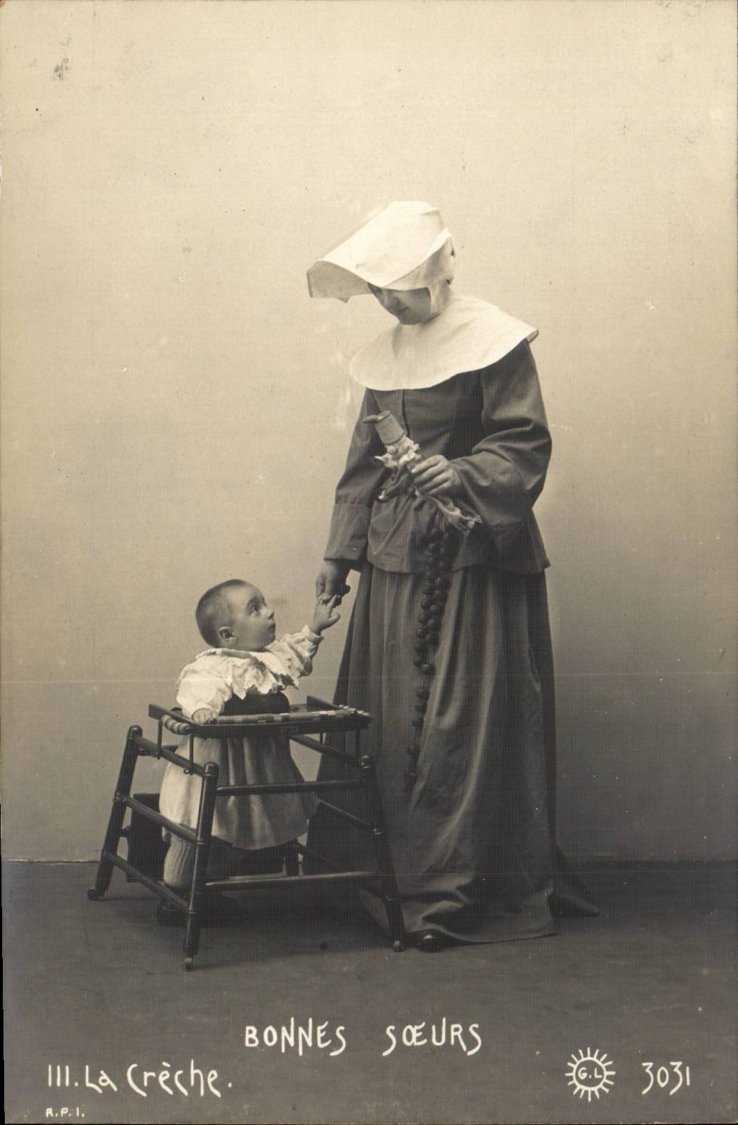 Folklore - Costumes - Bonnes Soeurs - nun in habit - la creche - bebe CPA 