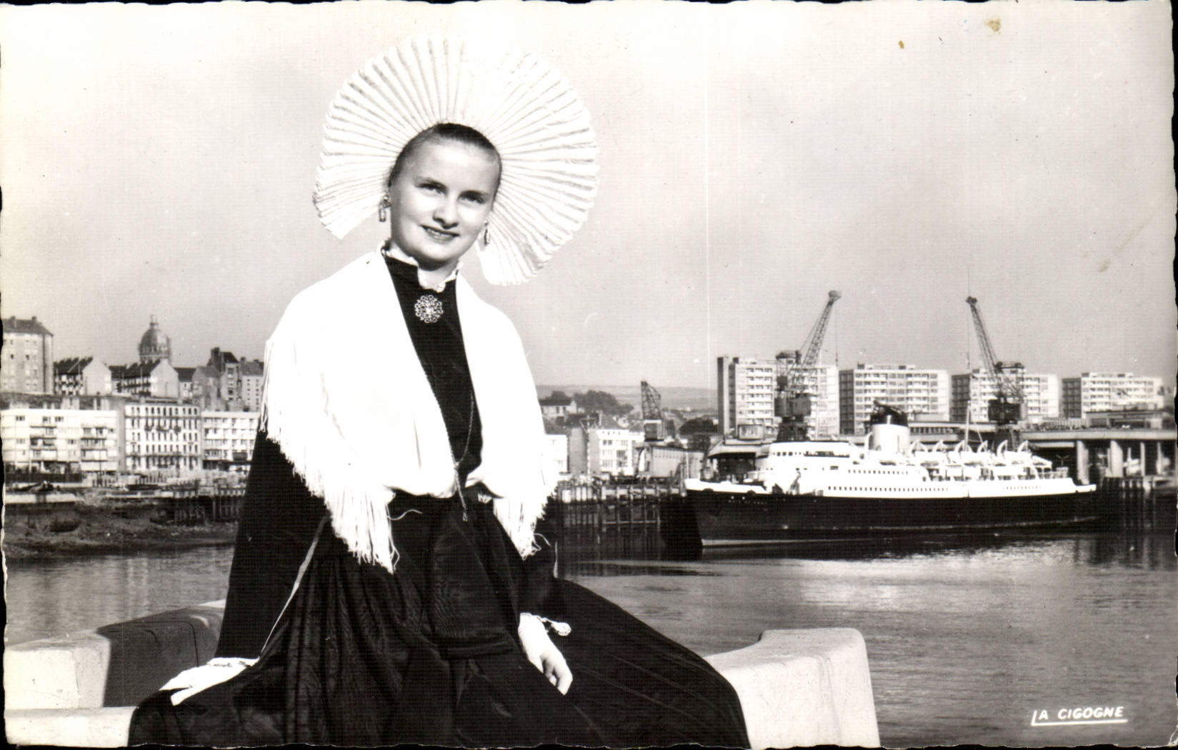 Jeune Boulonnaise — costume des 'Ladies of the Navy' — La Cigogne