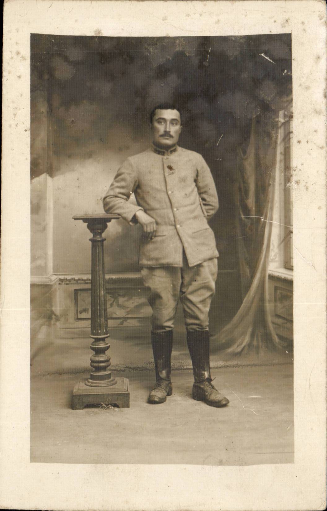 Militaria - Sodat - Soldier leaning againt podium - CPA 