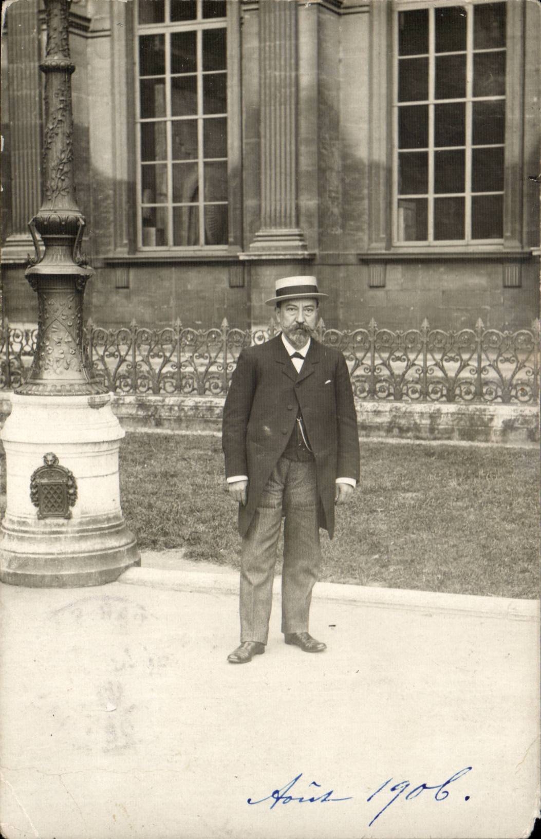 CARTE PHOTO Paris Bourgeois dans un parc (costume)