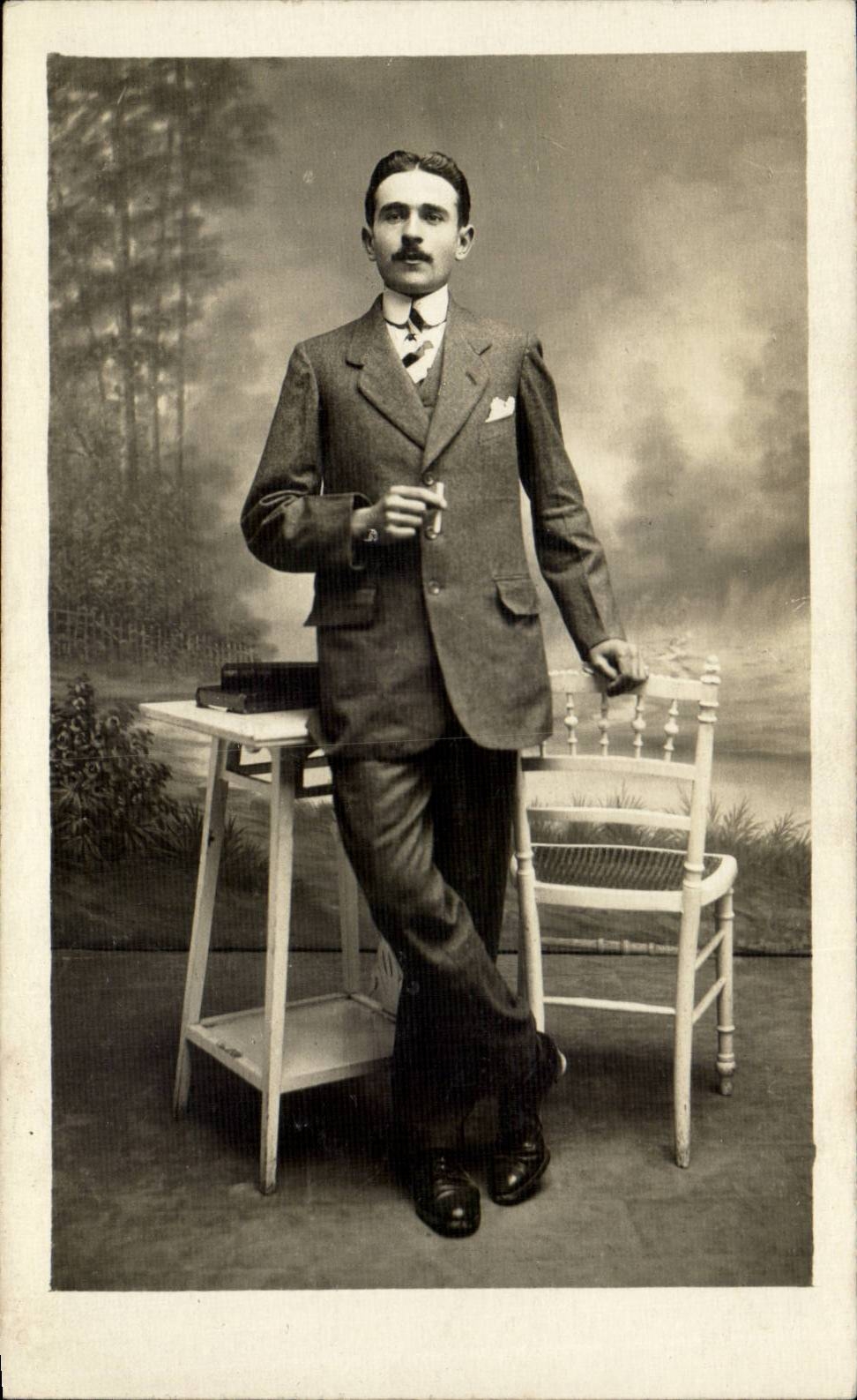 CARTE PHOTO Homme a la cigarette (folklore costume)