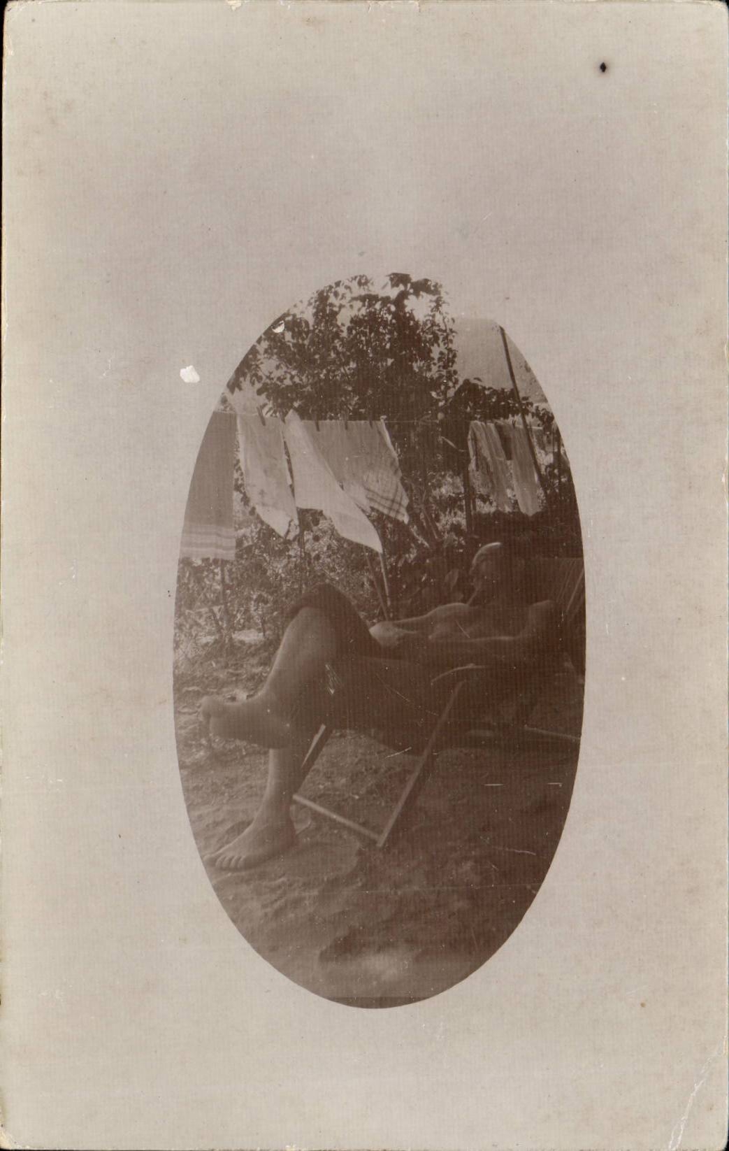 CARTE PHOTO Homme en chaise longue