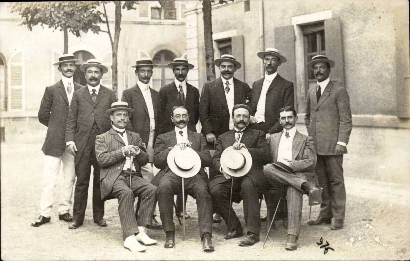 CARTE PHOTO Hommes en chapeau de paille