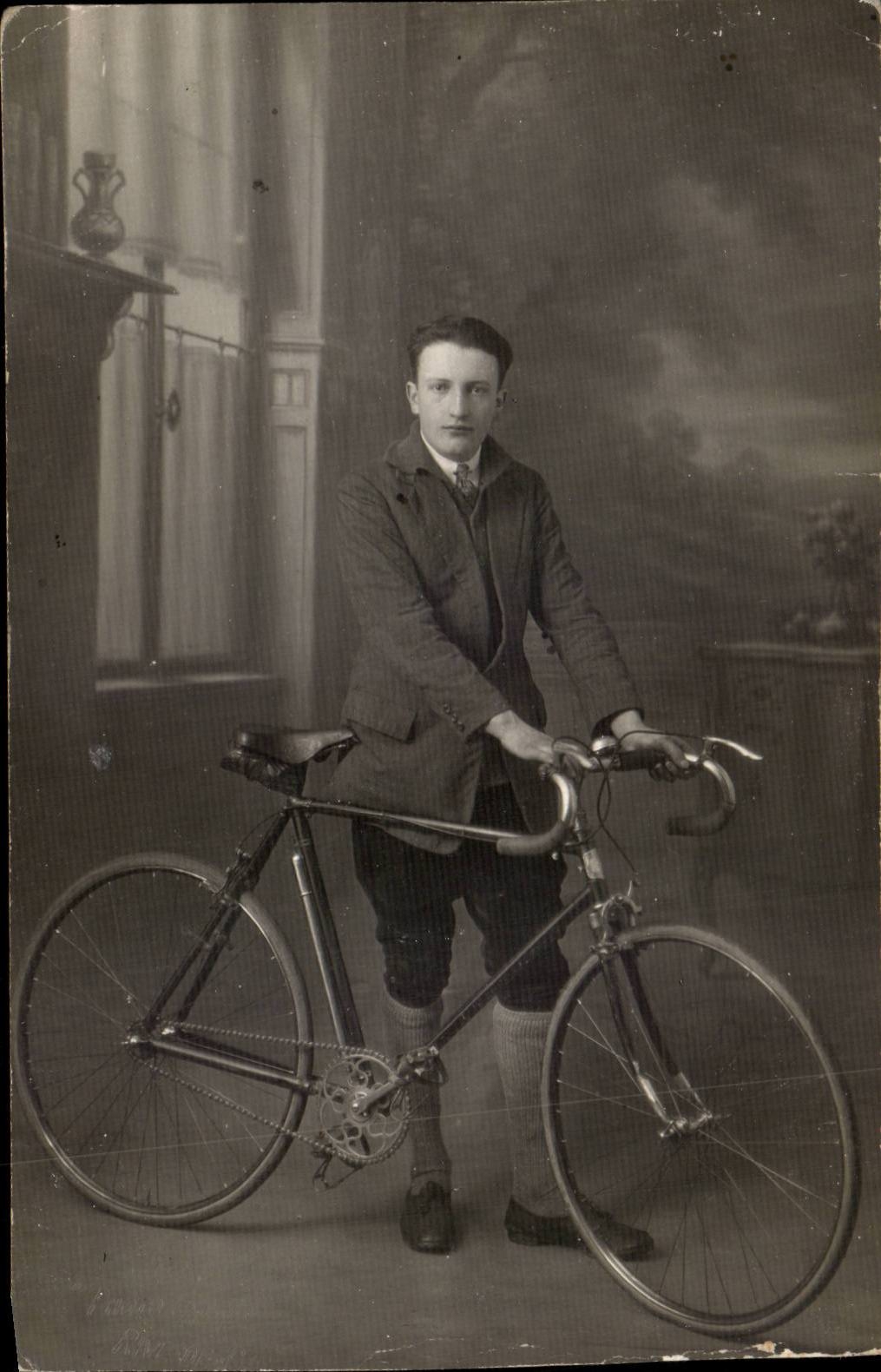 Jeune homme avec vélo — studio — Carte Postale